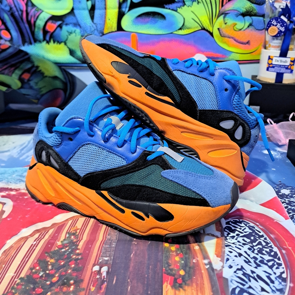 Adidas Yeezy 700 Hi-Res Blue Mens Size 10.0 Preowned in excellent condition